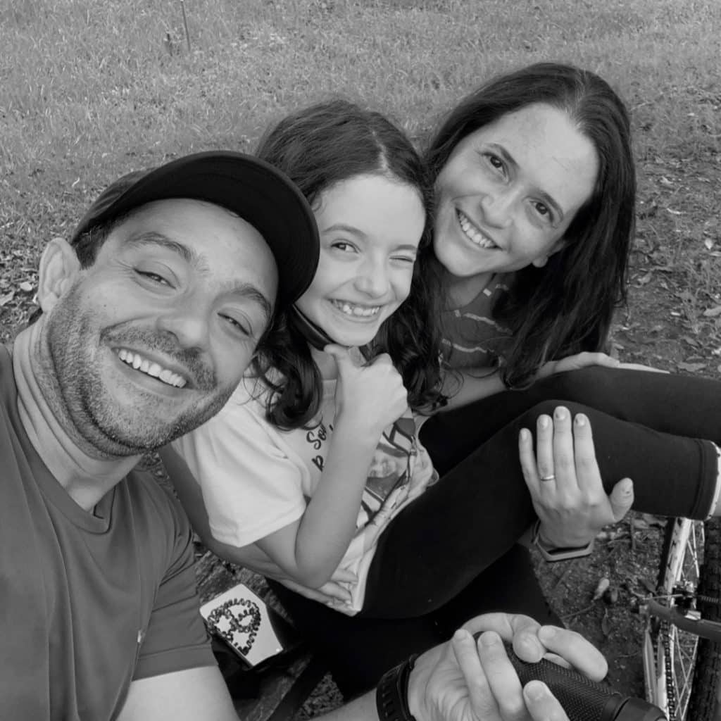 Passeio de bicicleta na praça com a famÃlia