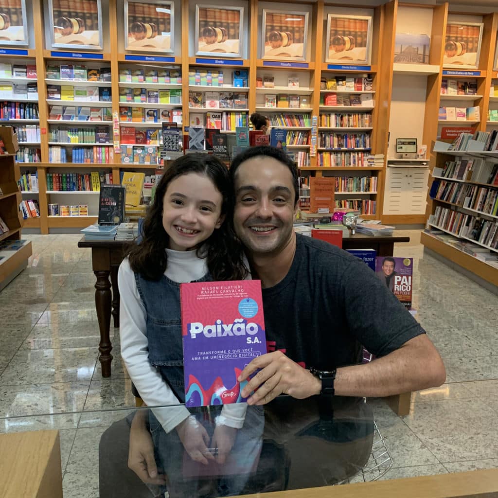 Rafinha e eu com livro no shopping