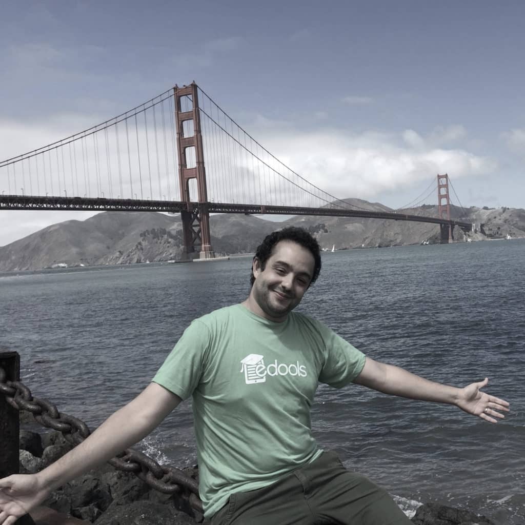 Eu de braços abertos na Golden Gate Bridge