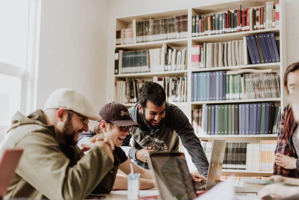 pessoas construindo o código de cultura