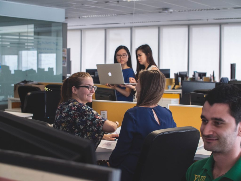 Pessoas numa agência data driven