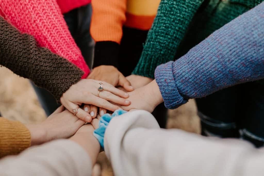 pessoas trabalhando os rituais organizacionais