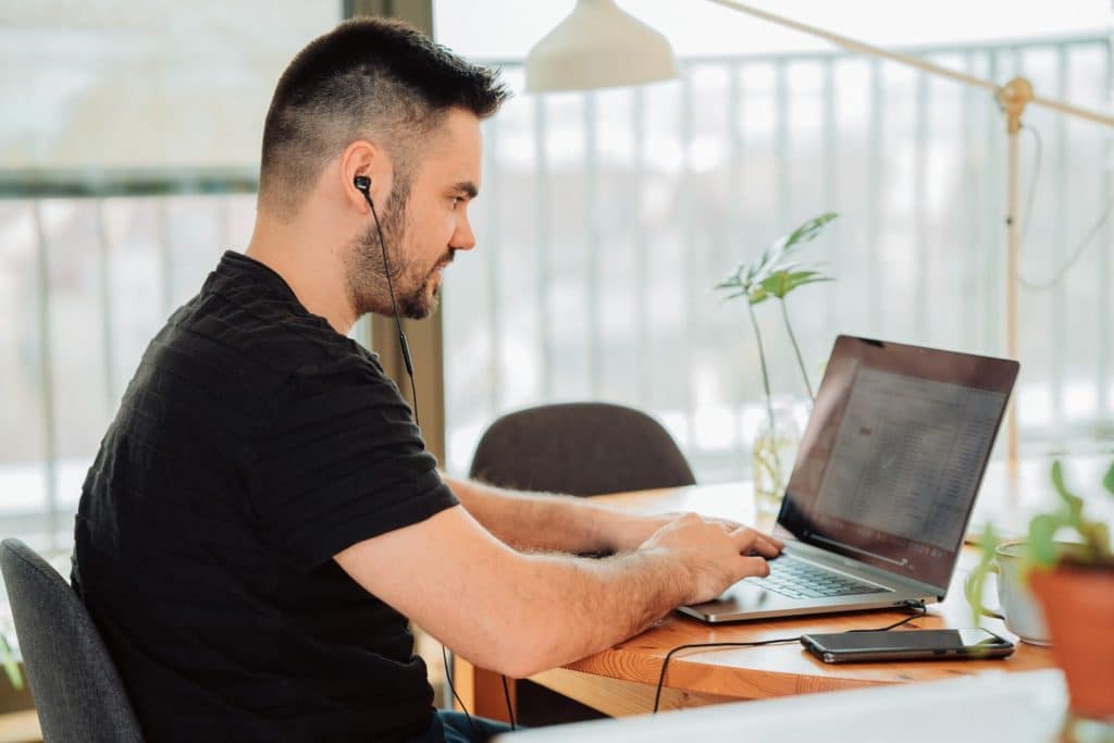 homem estudando sobre rapport em vendas