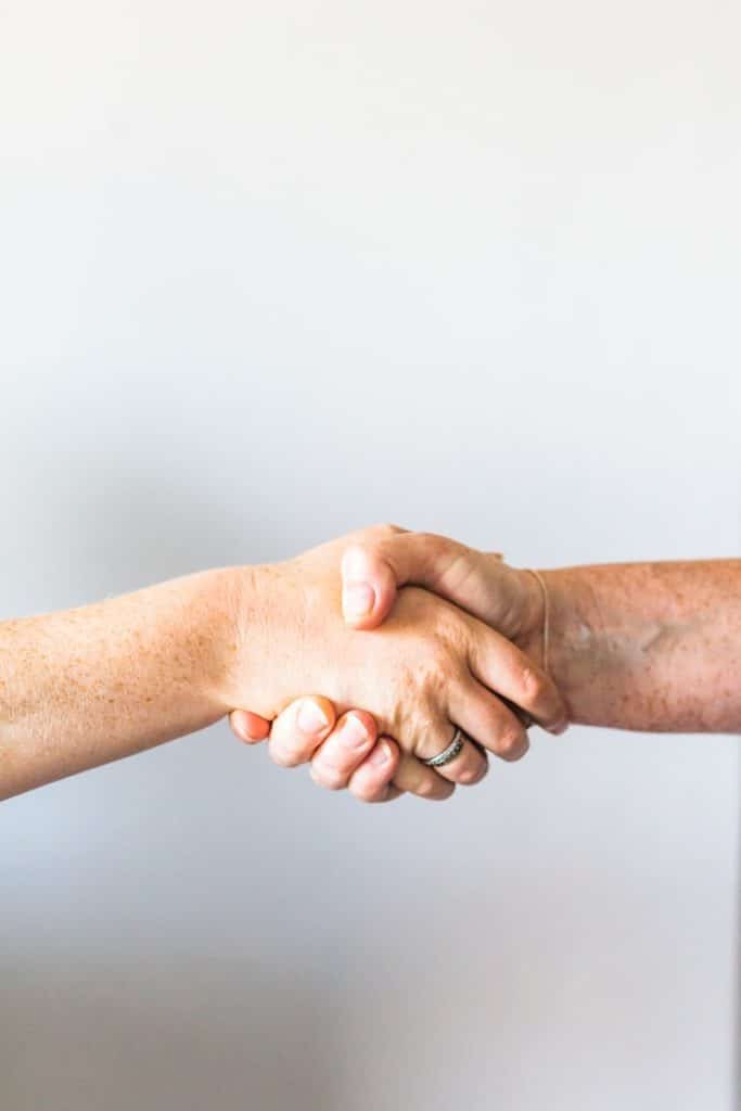 pessoas apertando as mãos após turnover voluntário
