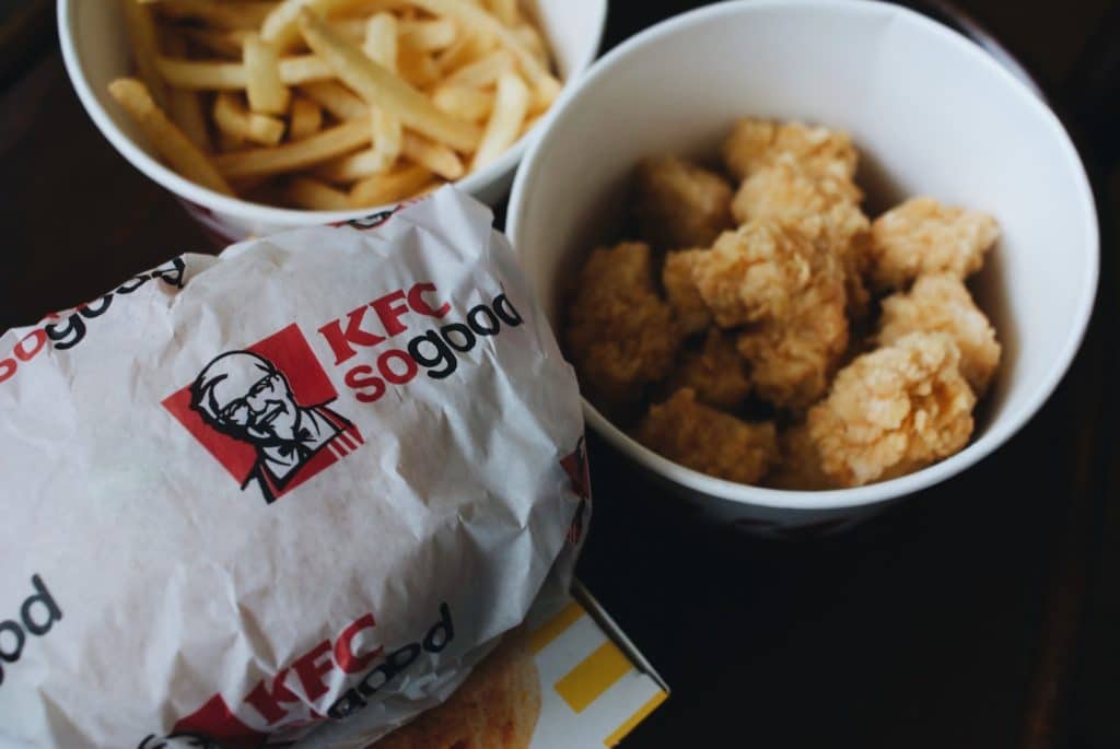 Coronel Sanders. KFC frango frito e batatas.
