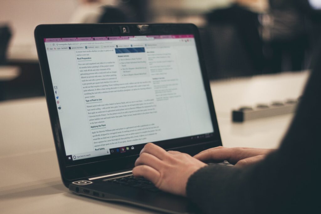 pessoa escrevendo se vale a pena criar um blog