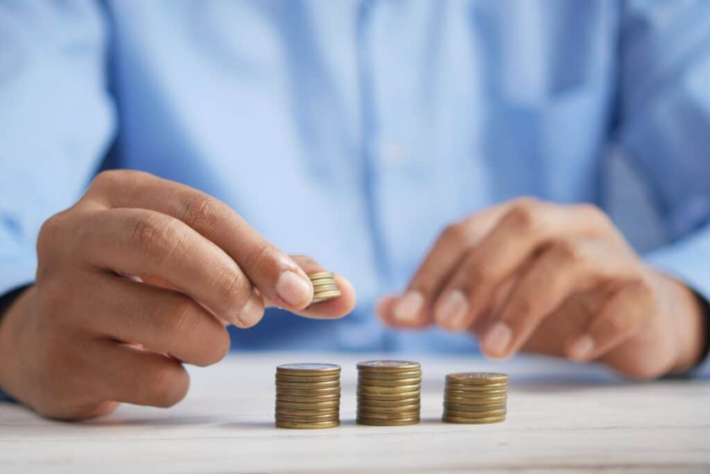 pessoa planejando empreender com pouco dinheiro