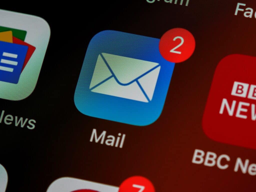 tela de celular com notificação de e-mail marketing