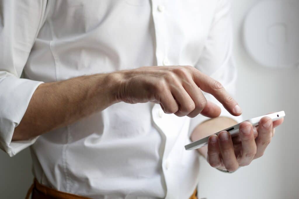 pessoa acessando chatbot de atendimento