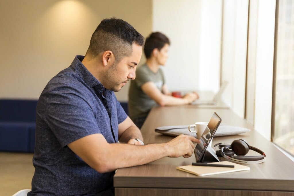 homem pesquisando sobre dropshipping