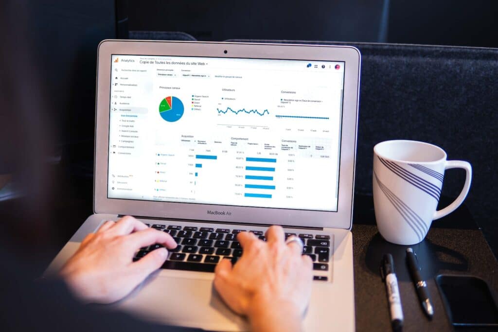Pessoa analisando dados sobre o que é CPA