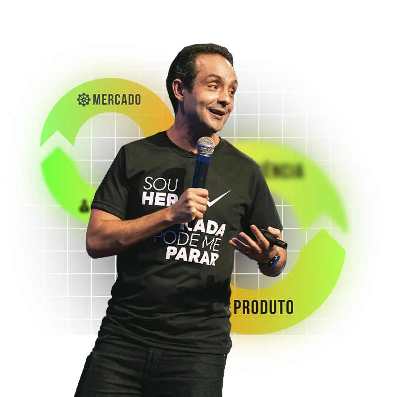 Foto de Rafa Carvalho em palestra, blusa preta e calça jeans, segurando um microfone